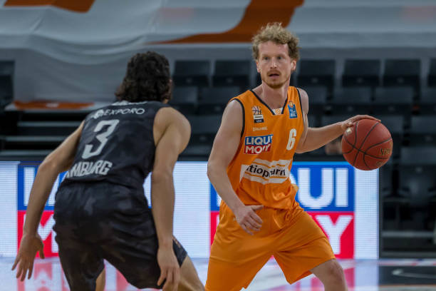 泰晤士：纽卡希望报价3000万镑+浮动求购利物浦后卫夸安萨.