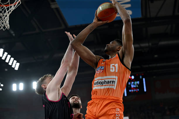 公牛 vs 热火：联合中心地板冷凝致比赛近两小时延迟并最终推迟